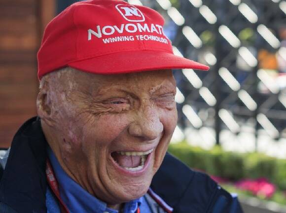Foto zur News: "Schau mal, mein Ohr!": Wie Niki Lauda eine Reporterin aus der Fassung brachte