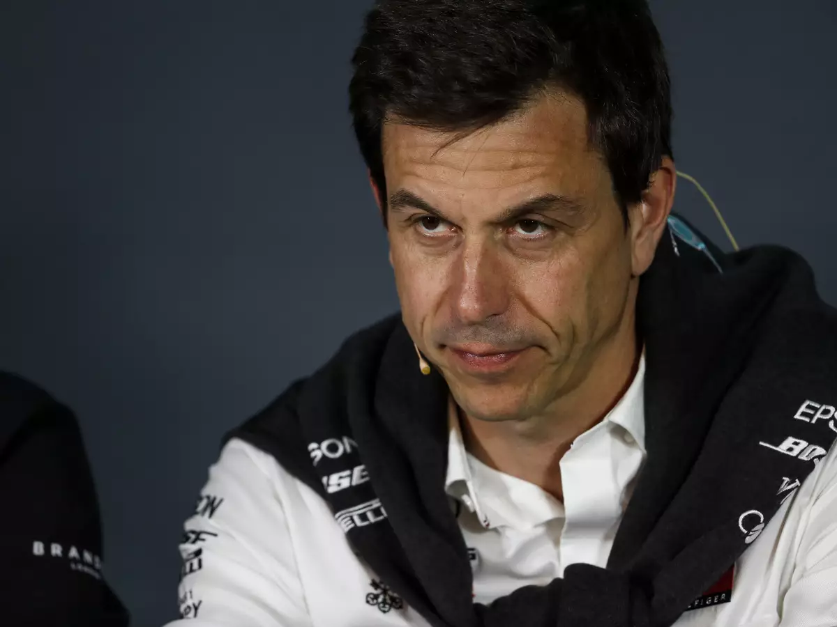 Foto zur News: V12 für Dinosaurier: Toto Wolff widerspricht Hamilton-Wunsch