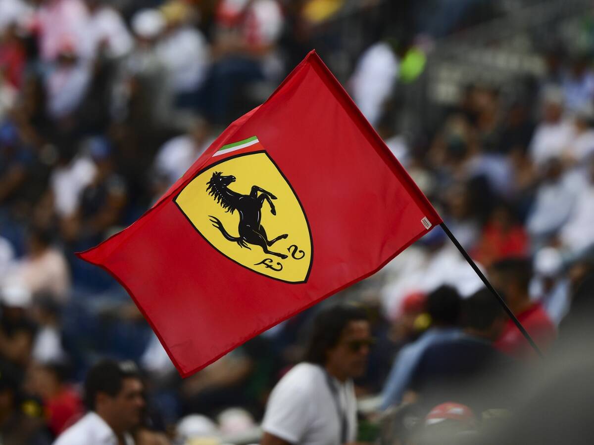 Foto zur News: Stiller Protest: Ferrari hisst in Maranello Fahne für Kanada-"Sieg"