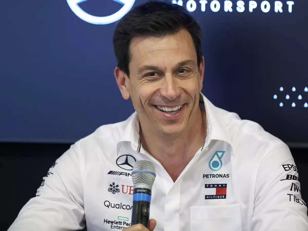 Foto zur News: "Wollen auch spannende Rennen": Toto Wolff entschuldigt sich für Langeweile