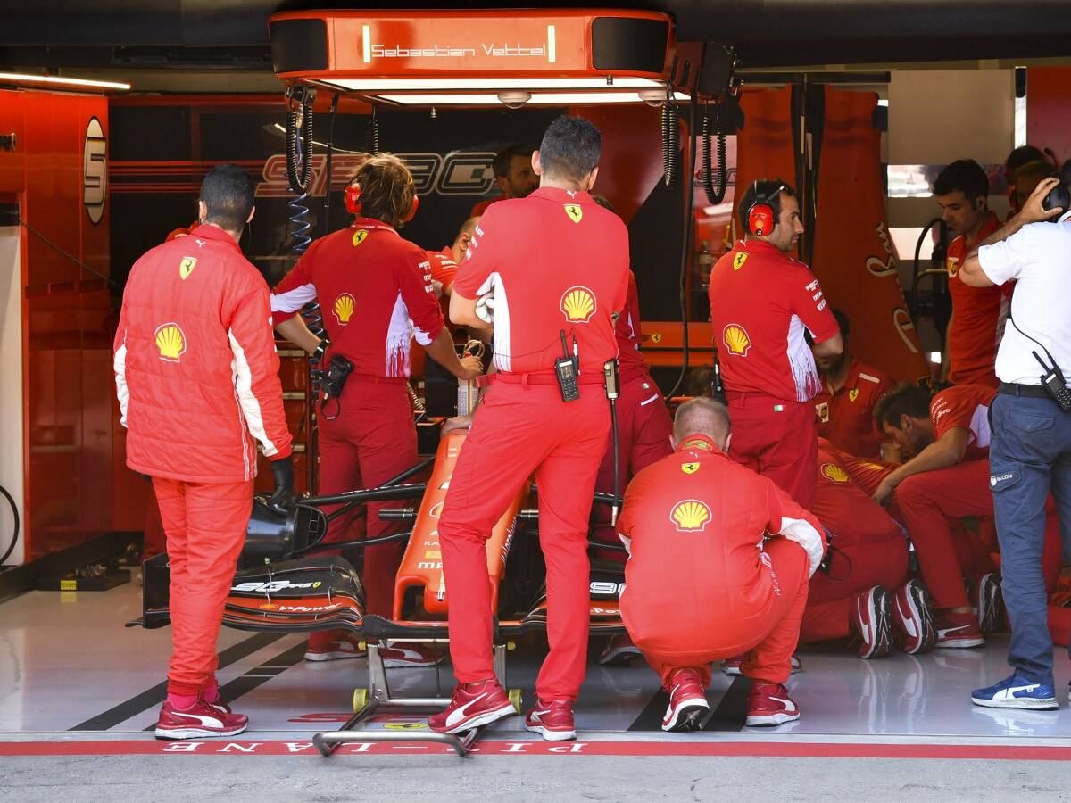 Foto zur News: "Haben alles versucht": Vettel gibt sich nach Technikdrama tapfer
