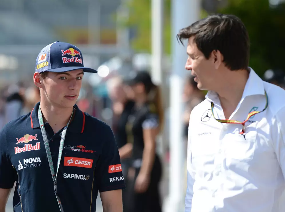 Max Verstappen, Toto Wolff Foto zur News: Toto Wolff: Verstappen fährt nicht gegen alle härter, nur gegen Hamilton