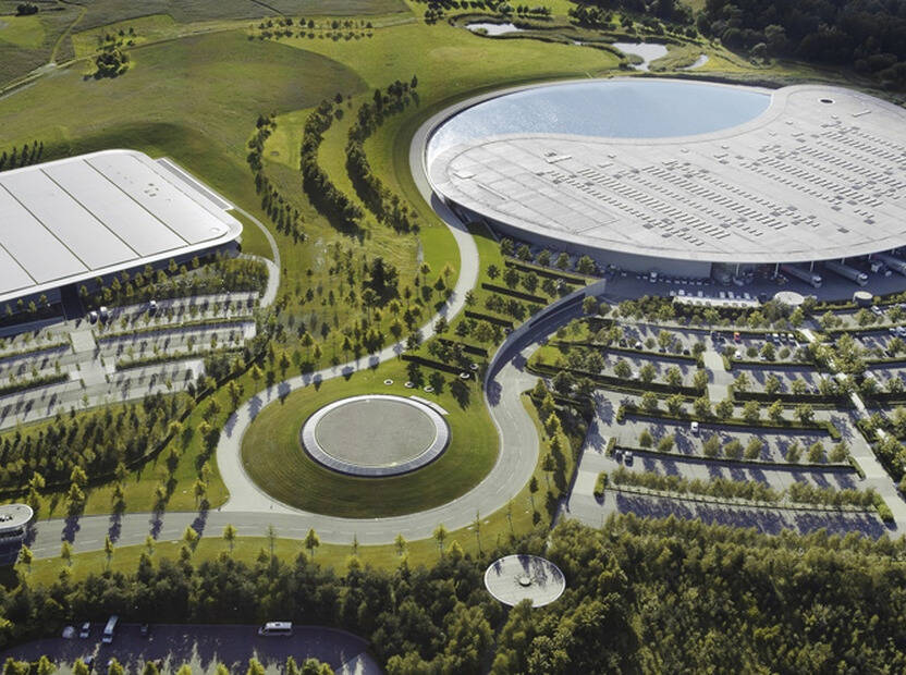 Foto zur News: 220 Millionen frisches Kapital: McLaren plant Verkauf der Fabrik in Woking