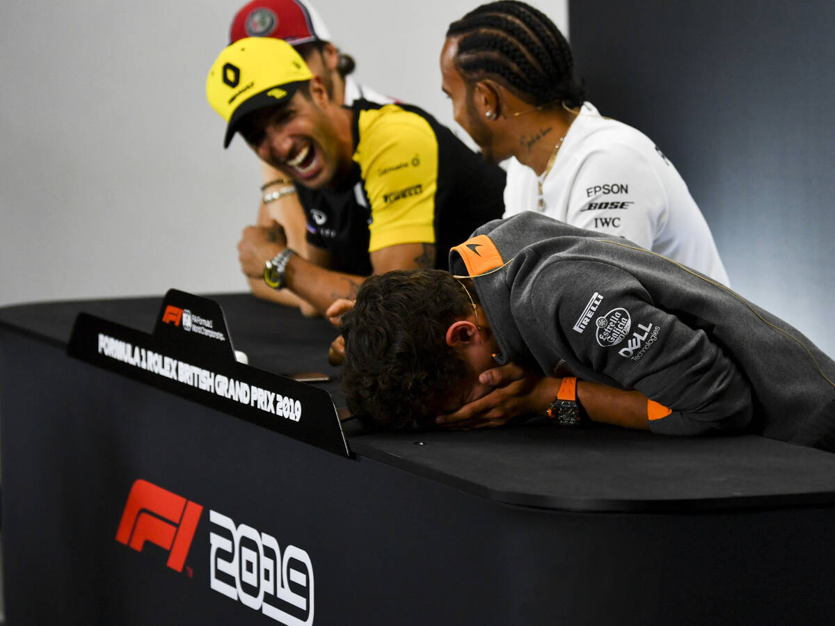 Foto zur News: Schamhaar-Witz: Ricciardo beschert Norris Lachkrampf in der FIA-PK!