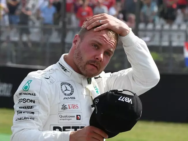 Foto zur News: Bottas niedergeschlagen: "Hätte versuchen sollen, ruhiger zu bleiben"