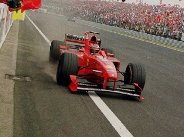 Foto zur News: Video: So erinnerte Hamiltons Ungarn-Sieg an Schumachers Triumph 1998