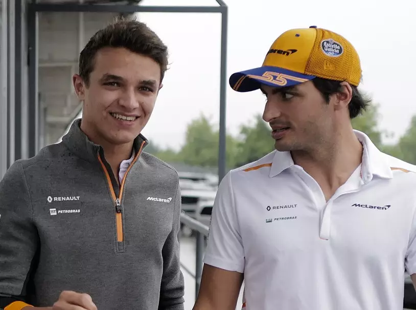 Foto zur News: SimRacing: Sainz zweifelt an Vorteilen für Norris und Verstappen