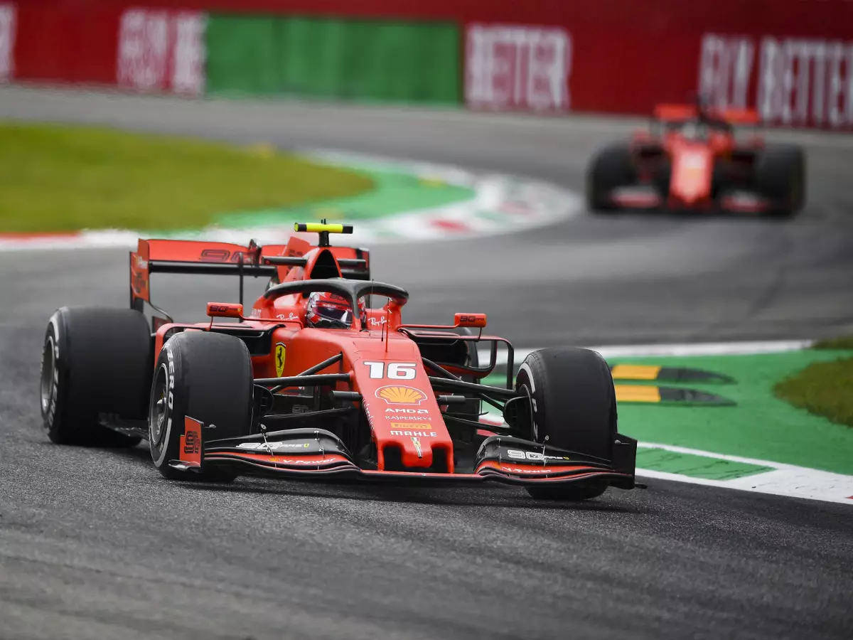 Foto zur News: Formel 1 Monza 2019: Ferrari und Mercedes Kopf an Kopf