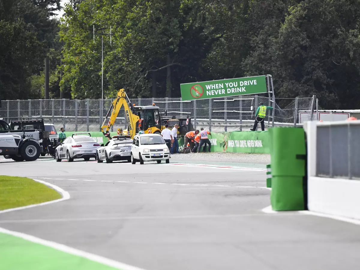 Foto zur News: Brennpunkt Parabolica: Randstein nach F3-Crash entfernt, Fahrer vorgewarnt