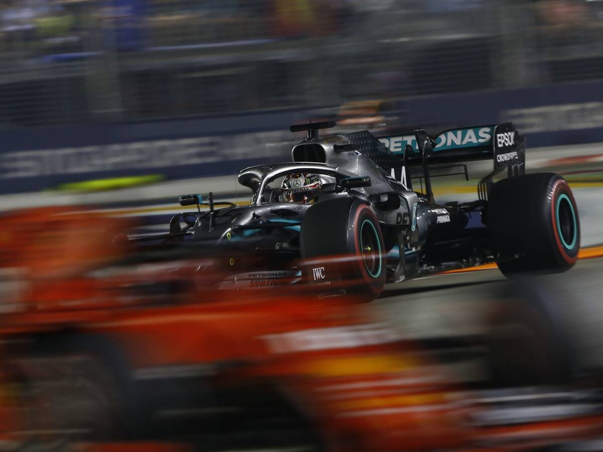 Foto zur News: "WM noch nicht gewonnen": Hamilton nimmt Mercedes in die Pflicht