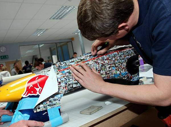 Foto zur News: Spendenaktion: Ihr Porträt auf Vettels Red Bull!