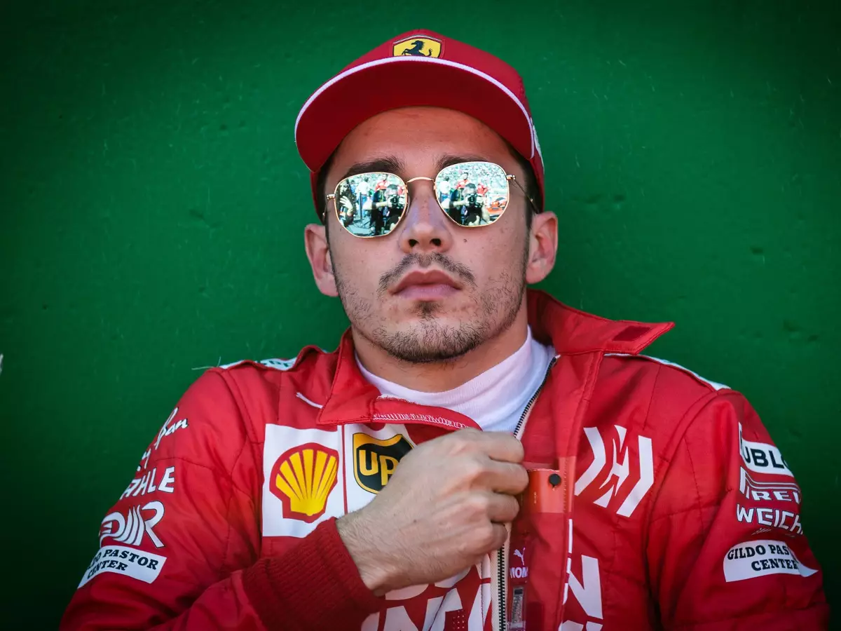 Foto zur News: Spiegel lose: Charles Leclerc durchfährt 130R einhändig