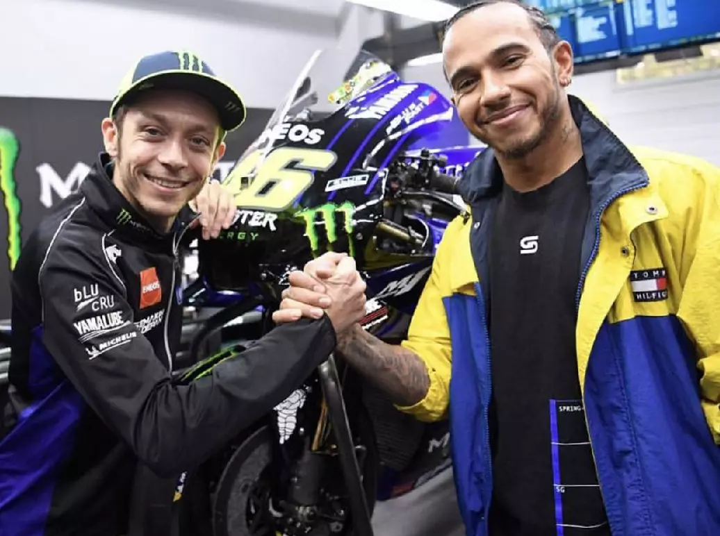 Foto zur News: Im Tausch mit Valentino Rossi: Lewis Hamilton erstmals auf MotoGP-Bike!