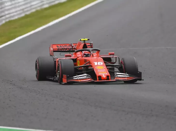 Charles Leclerc Foto zur News: Einhändig durch die 130R: Leclerc antwortet Kritikern