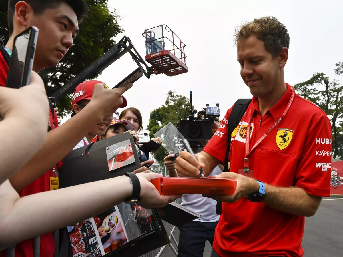 Foto zur News: Schon wieder! Vettel schmeißt Mercedes-Kappe einfach weg ...