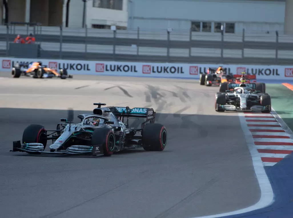 Lewis Hamilton, Valtteri Bottas, Charles Leclerc, Max Verstappen Foto zur News: Damon Hill erklärt: Warum Mercedes 2020 wieder Favorit ist
