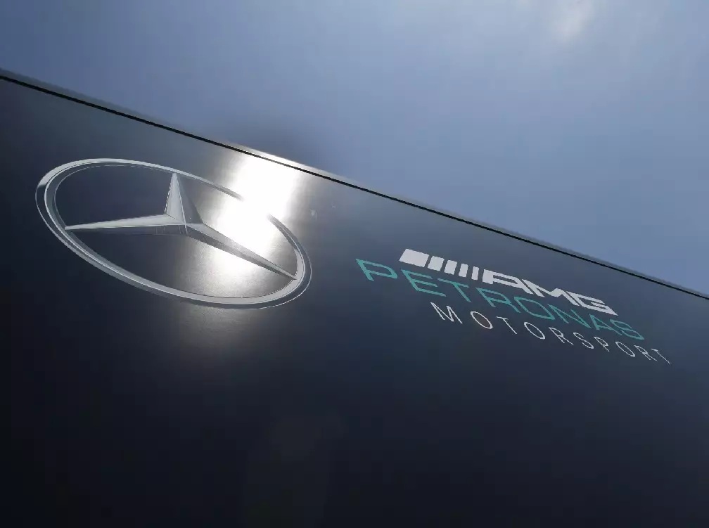 Mercedes-Logo Foto zur News: Positiver Coronavirus-Test bei Formel-1-Team Mercedes!
