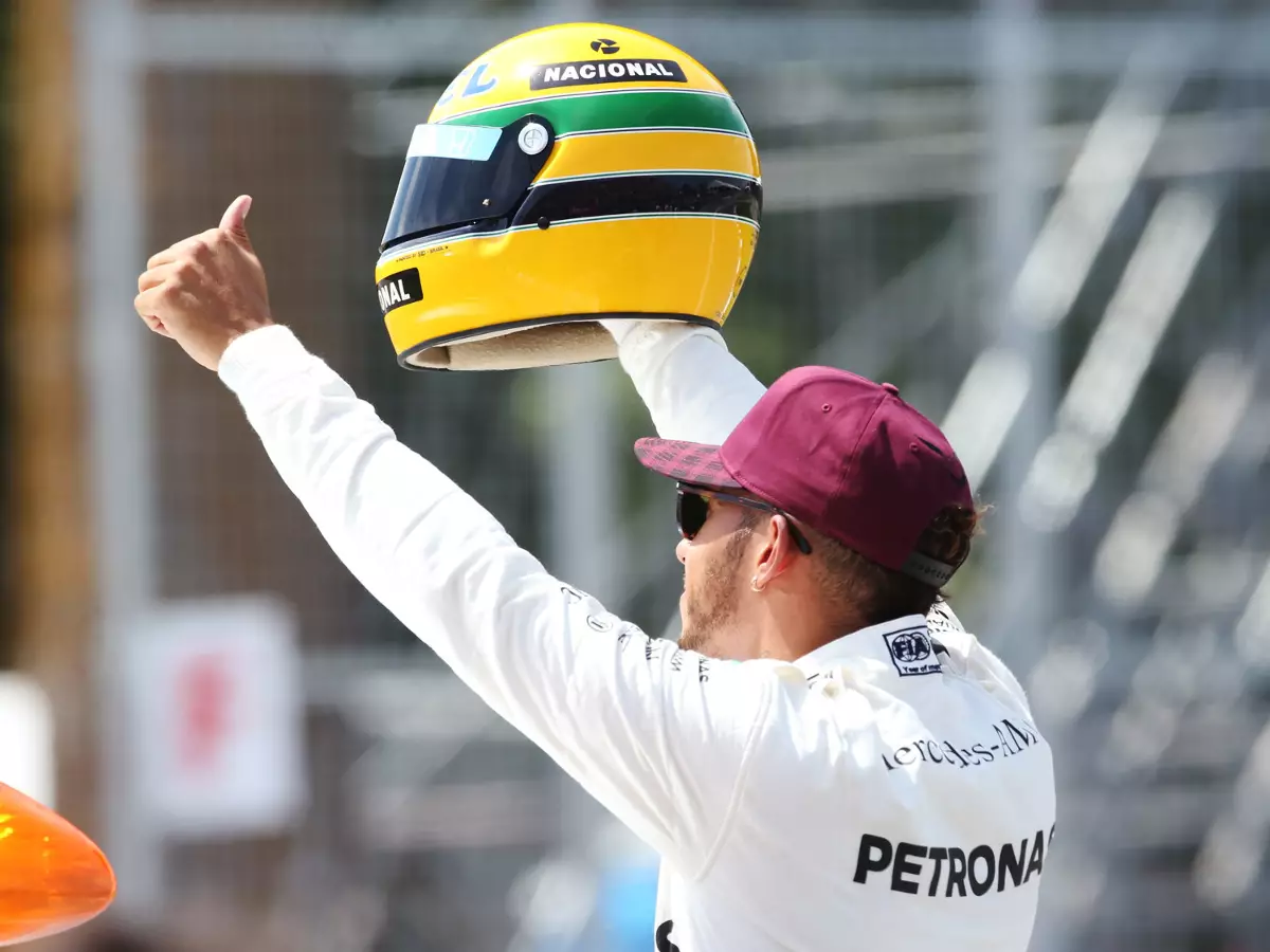 Foto zur News: Hamilton mit Spezialhelm: "Senna hat mich dazu inspiriert, Formel 1 zu fahren"