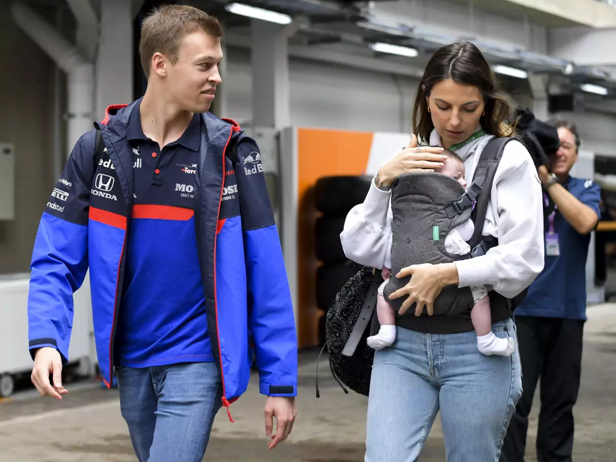 Foto zur News: Daniil Kwjat mit besonderem Fan in Brasilien: "Habe so viele Heimrennen!"