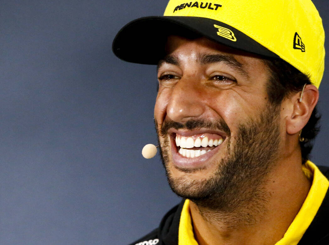 Foto zur News: "Sprachtalent" Daniel Ricciardo flachst mit TV-Journalistin
