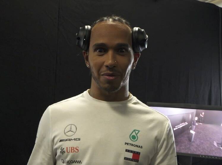 Foto zur News: Mercedes-Fahrer Lewis Hamilton spielt Fans einen Streich