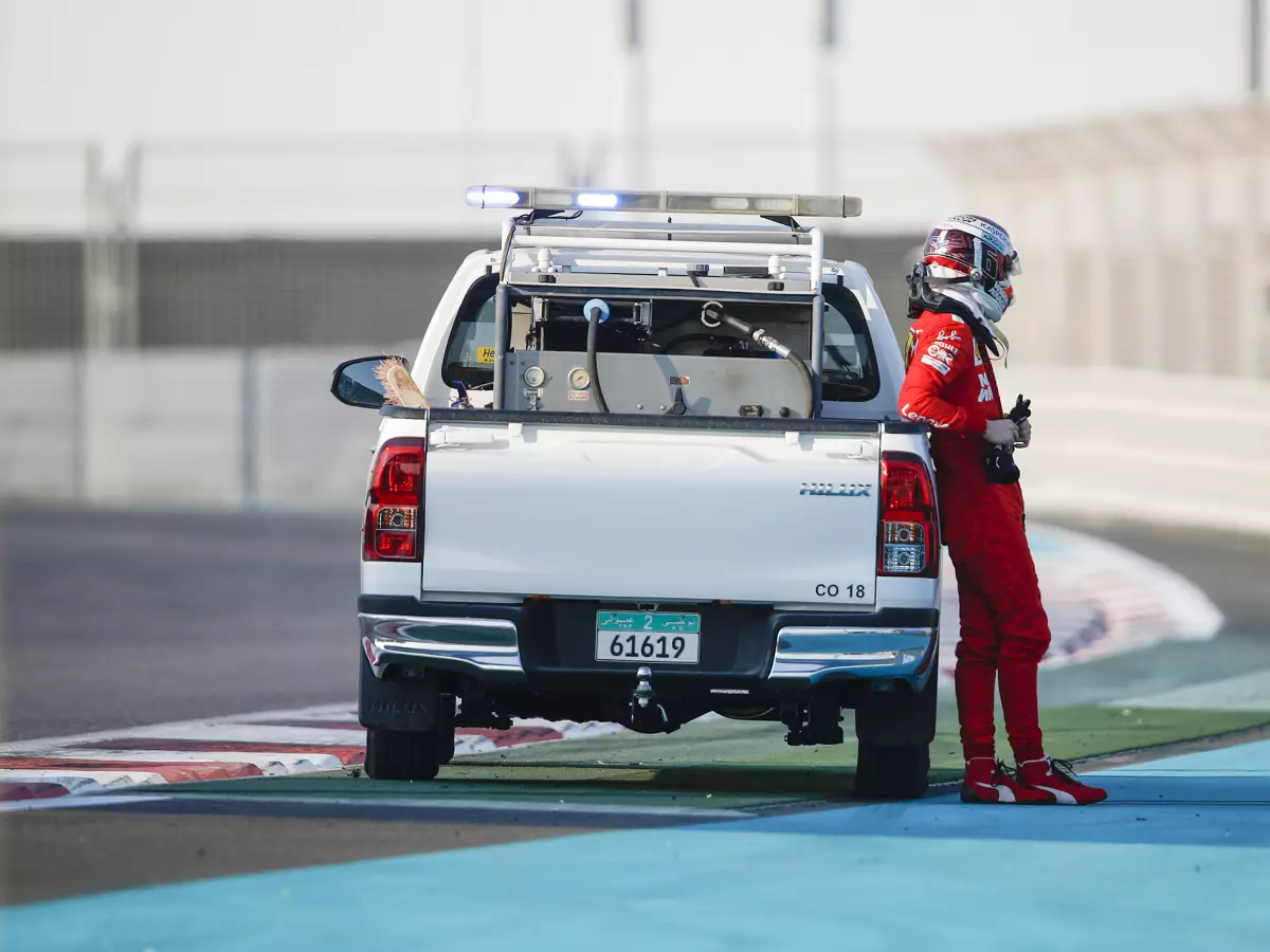 Foto zur News: Formel-1-Test Abu Dhabi: Leclerc crasht am letzten Tag 2019