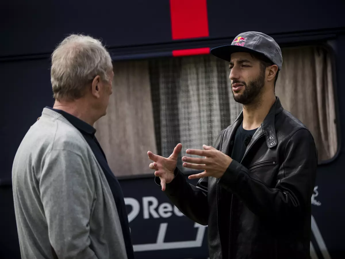 Helmut Marko und Daniel Ricciardo Foto zur News: Helmut Marko: "Ricciardo wird dritter Fahrer bei uns"