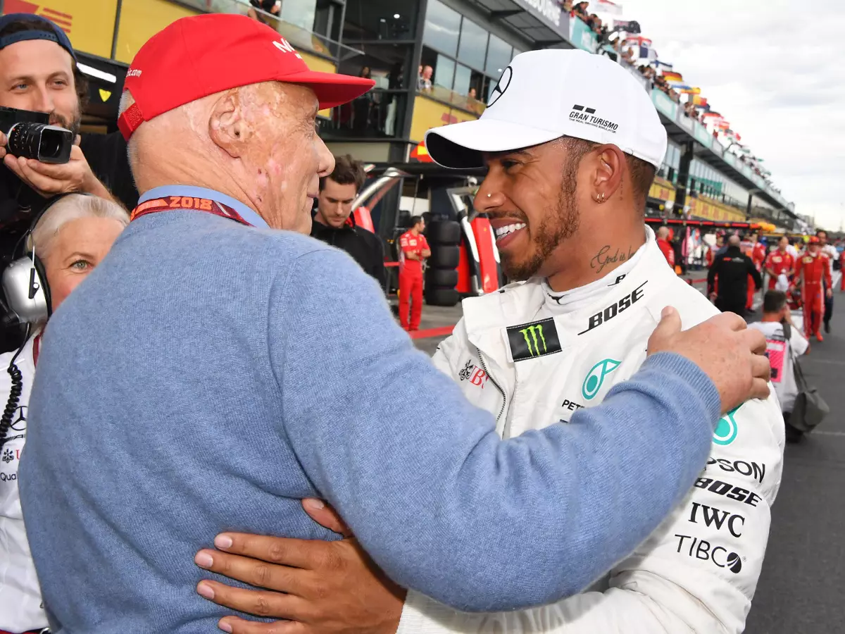 Foto zur News: Darum schaut sich Hamilton oft seine alten Nachrichten von Lauda an