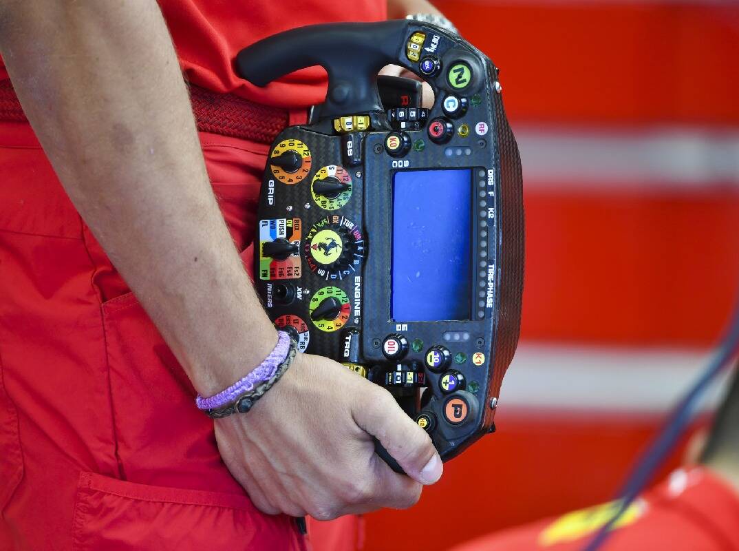 Foto zur News: Leclerc über Formel-1-Lenkrad: "Musste 80 Seiten lernen"