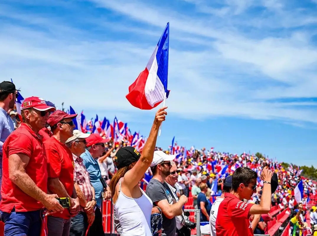 Fans am Circuit Paul Ricard in Le Castellet Foto zur News: Frankreich-Grand-Prix 2020: Der perfekte Boxenstopp für Ihre Sommerferien