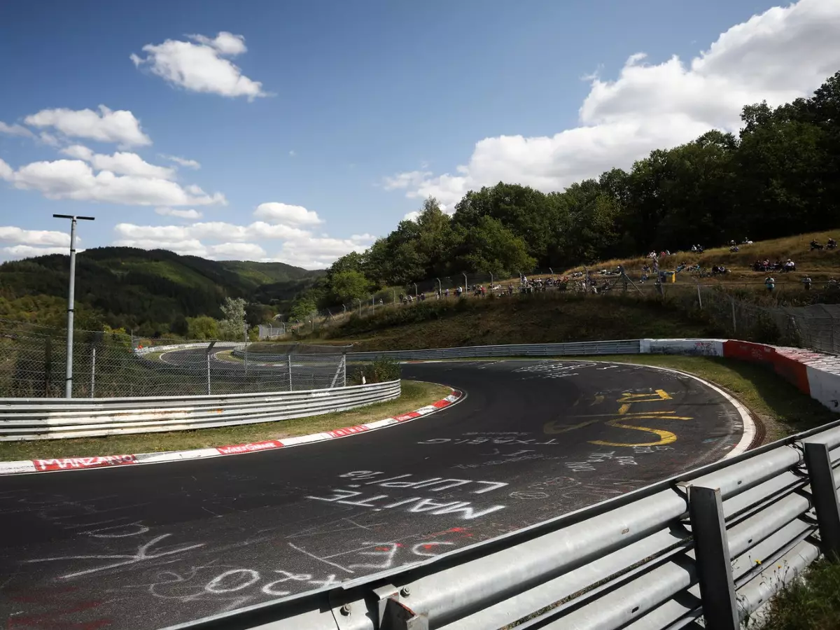 Nürburgring-Nordschleife, Wehrseifen, Strecke Foto zur News: Beinahe-Unfall im Fiat Punto: Nordschleife fordert selbst F1-Stars