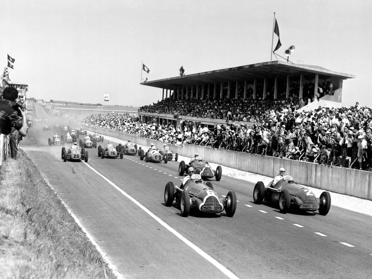 Juan Manuel Fangio führt am Start in Reims 1950 Foto zur News: F1-Legenden und ihre Storys: Die Weltmeister seit 1950 im Zeitraffer