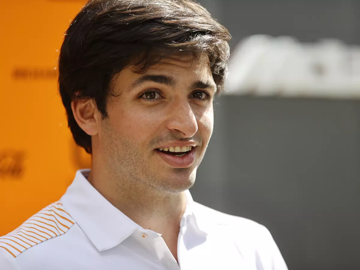 Foto zur News: Carlos Sainz meldet sich aus Quarantäne: "Es geht mir gut!"