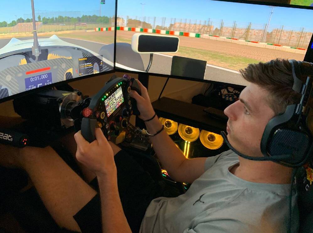 Foto zur News: Wegen Corona-Pause: Max Verstappen hält sich mit Sim-Racing fit