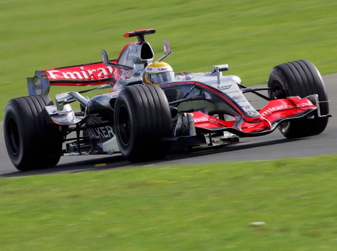 Foto zur News: Beim ersten Test schneller als de la Rosa: Lewis Hamiltons Mega-Debüt
