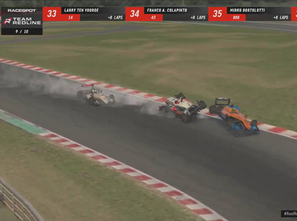 Foto zur News: Crash zwischen Verstappen #AND# Norris im Kampf um Sim-Racing-Sieg