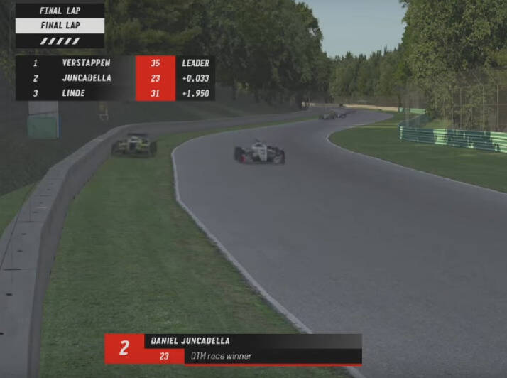 Foto zur News: Sim-Racing: Max Verstappen gewinnt trotz Kollision in letzter Runde