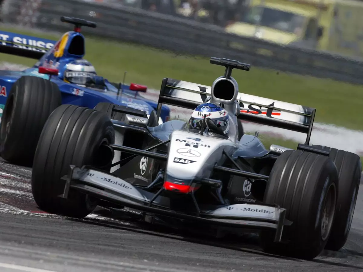 Kimi Räikkönen vor Nick Heidfeld Foto zur News: 2001: Hat Kimi Räikkönen absichtlich für seine Karriere gebremst?