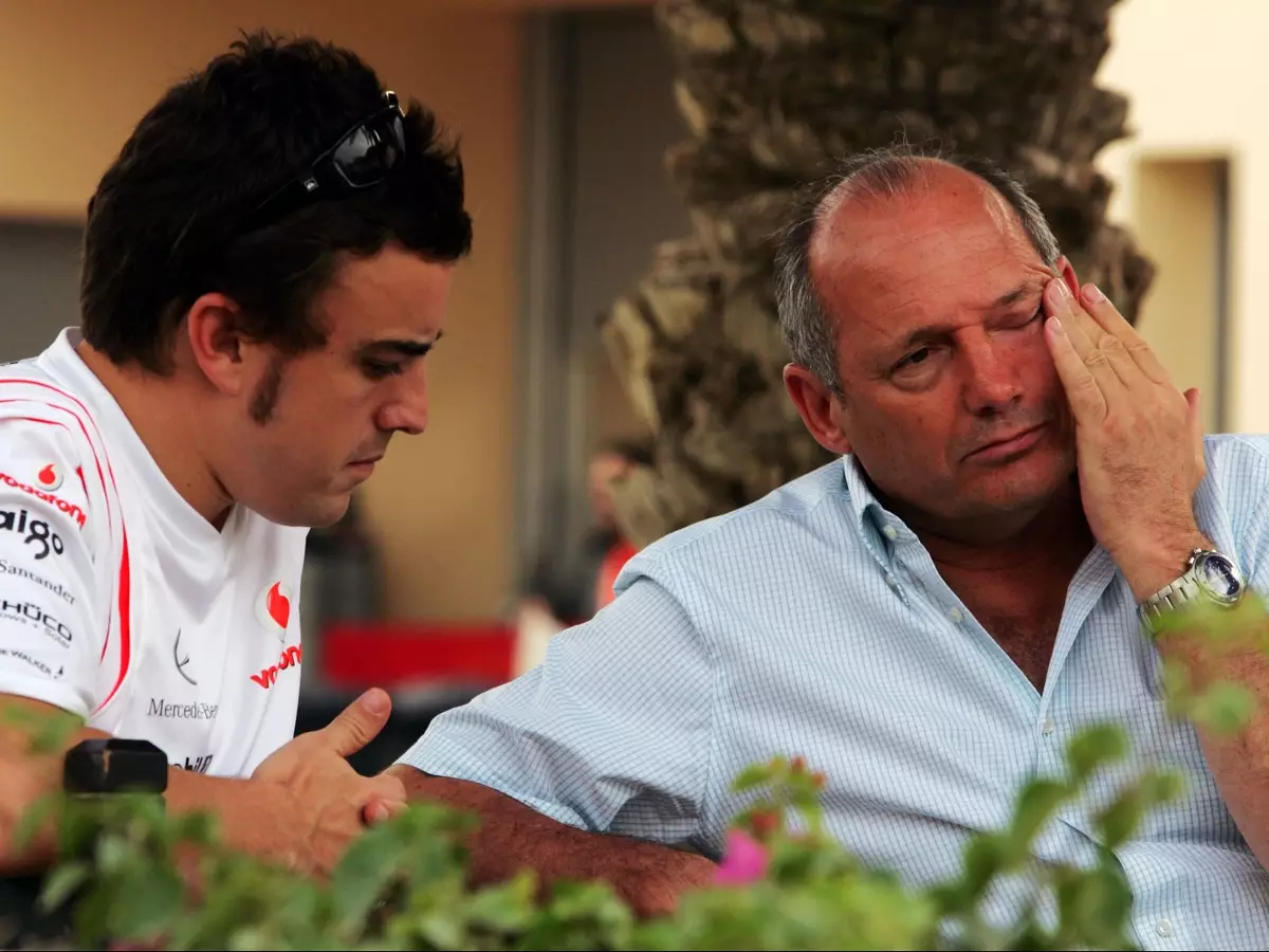 Fernando Alonso, Ron Dennis Foto zur News: Wie Fernando Alonso Ron Dennis mit einem saftigen Pfirsich geärgert hat
