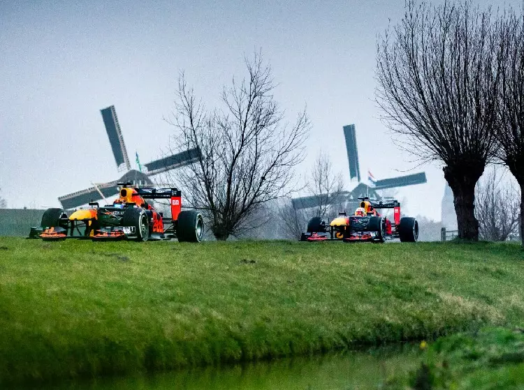Max Verstappen, Alex Albon Foto zur News: Roadtrip nach Zandvoort: Verstappen und Albon machen Holland unsicher