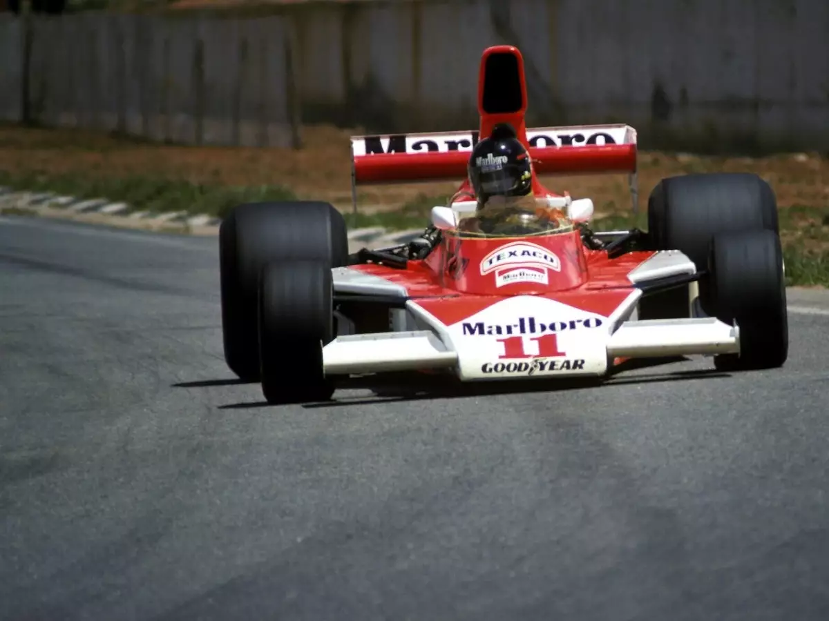 James Hunt, McLaren M23 Foto zur News: Formel-1-Technik: Das WM-Duell 1976 zwischen Ferrari und McLaren