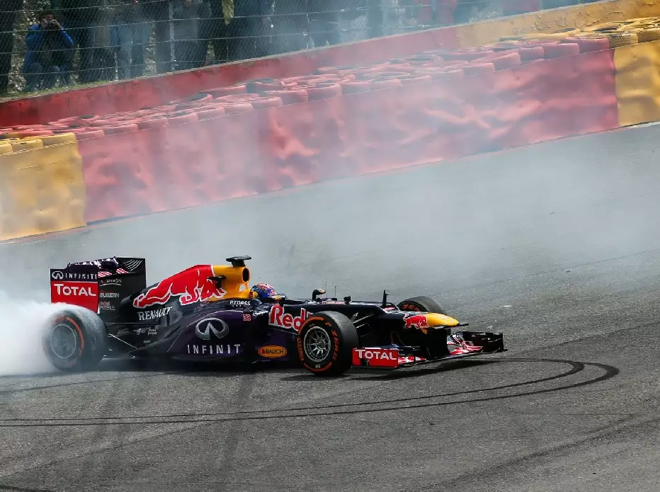 Foto zur News: Als Verstappen rückwärts durch Eau Rouge fuhr