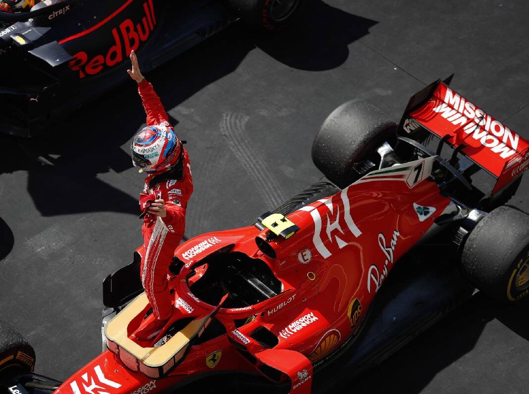Foto zur News: Was für ein Geschenk! Räikkönen erhält "Sonderzustellung" von Ferrari