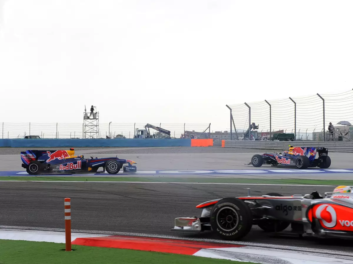 Mark Webber, Sebastian Vettel Foto zur News: Vettel-Webber-Crash: Heute sieht Horner die Schuldfrage anders