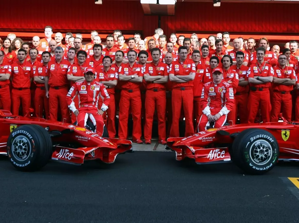 Ferrari-Teamfoto 2008 Foto zur News: #1-Fahrer, Teamchef #AND# Co.: Das ist das beste F1-Team aller Zeiten!