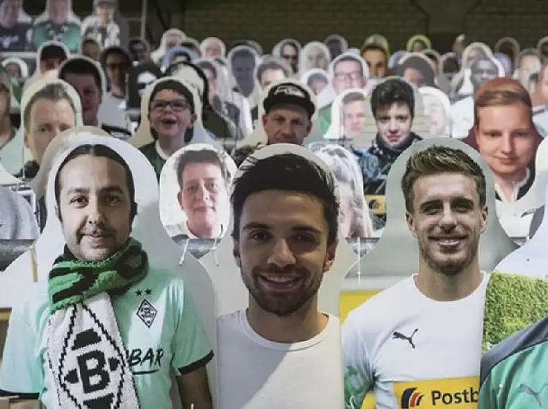 Fans von Borussia Mönchengladbach Foto zur News: Wie in Fußball-Bundesliga: Silverstone denkt über Papp-Zuschauer nach