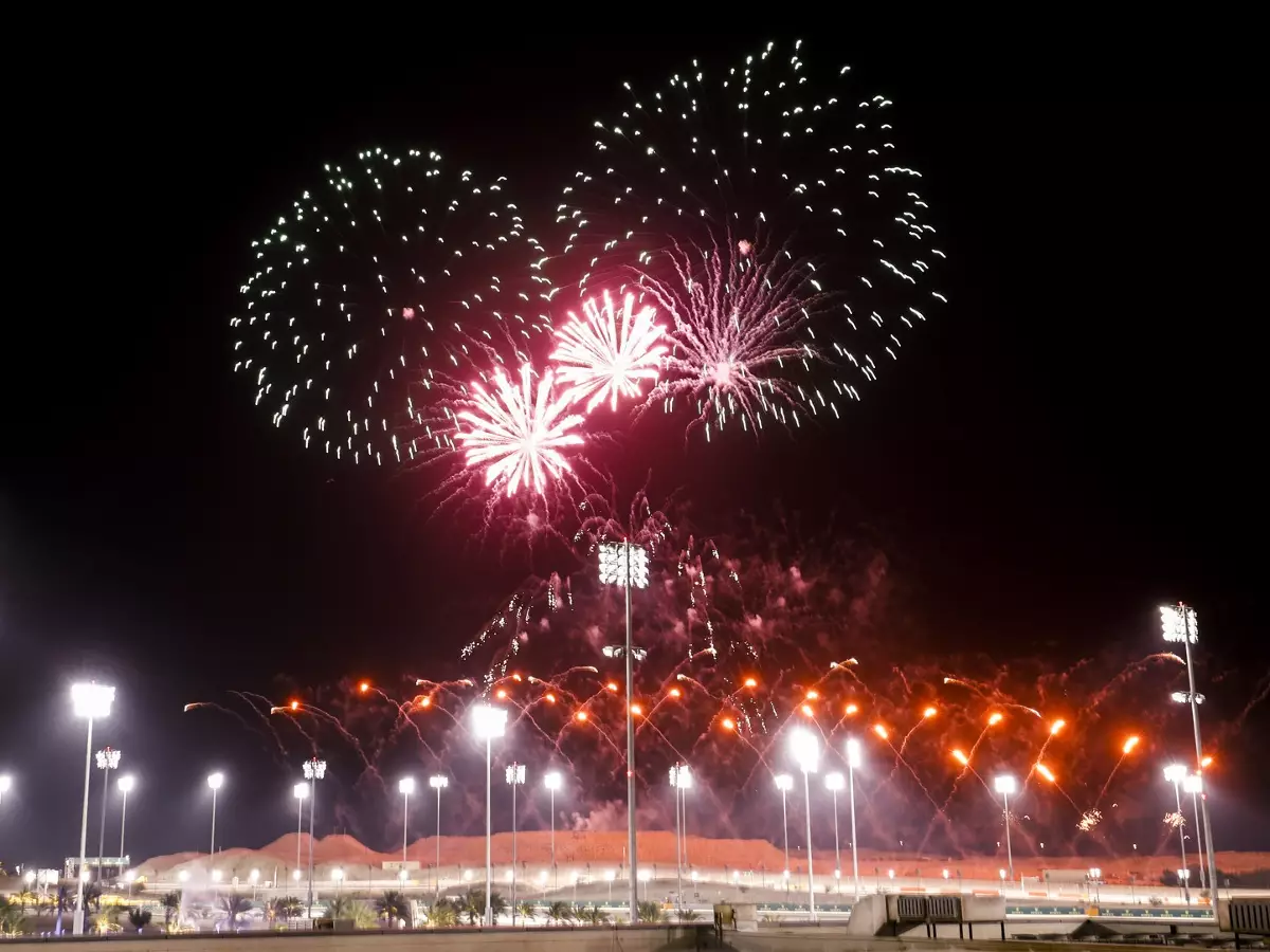 Foto zur News: Große Abschlussfeier: Formel-1-Strecke in Bahrain umfunktioniert