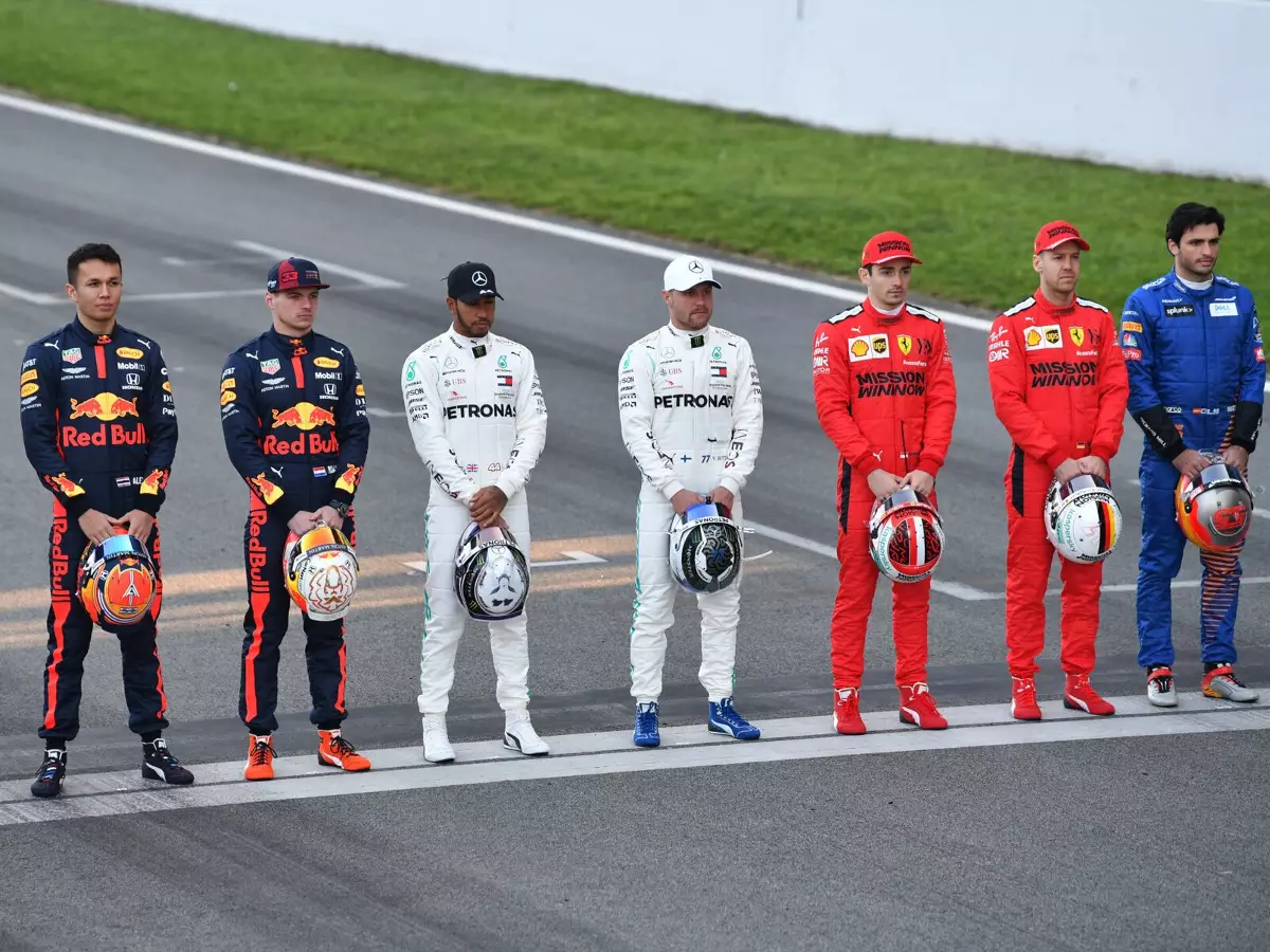 Esteban Ocon, Alexander Albon, Max Verstappen, Lewis Hamilton, Valtteri Bottas, Charles Leclerc, Sebastian Vettel, Carlos Sainz Foto zur News: Twitter-Video: Formel-1-Fahrer stellen sich kurioser Fragerunde