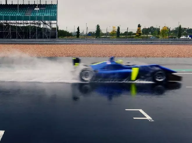 Foto zur News: McLaren-Fahrer testen in Silverstone - aber ohne Formel-1-Autos!