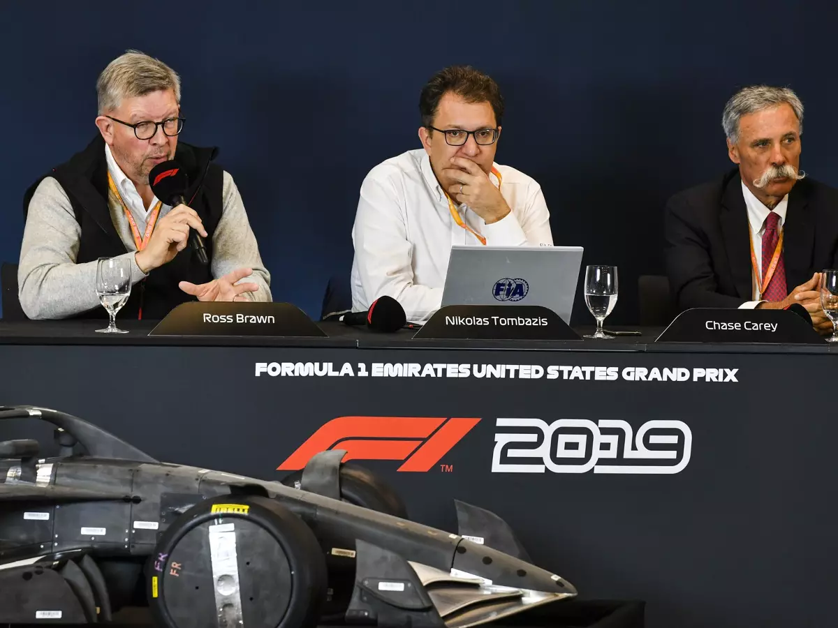 Ross Brawn, Chase Carey Foto zur News: Ross Brawn: "Es wäre dumm, die Regeln für 2022 nicht zu verfeinern"